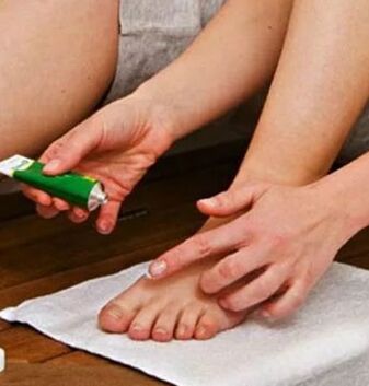 Beat the big toenail with fungus with a healing ointment